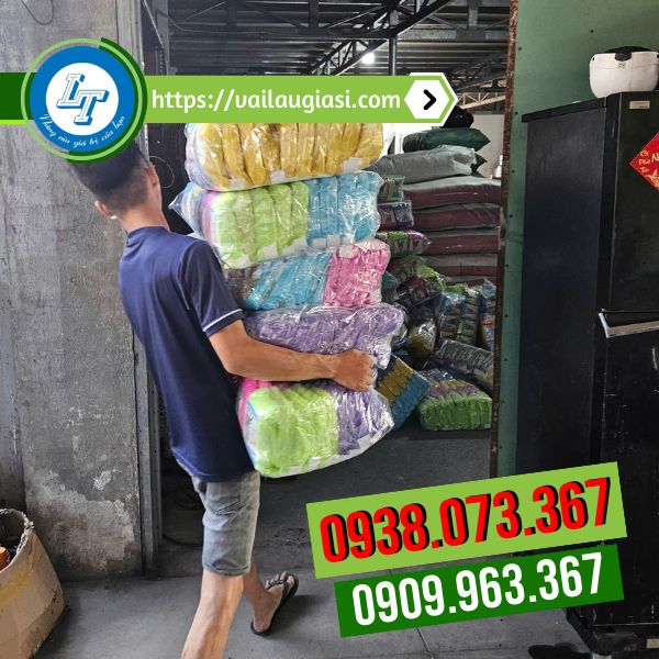 giao hàng áo mưa cho khách giao hàng áo mưa cho khách