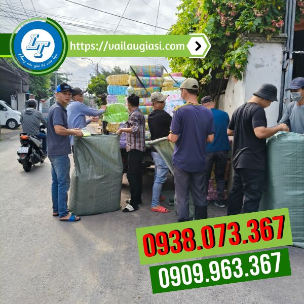 Giao đơn áo mưa trực tiếp cho khách Giao đơn áo mưa trực tiếp cho khách