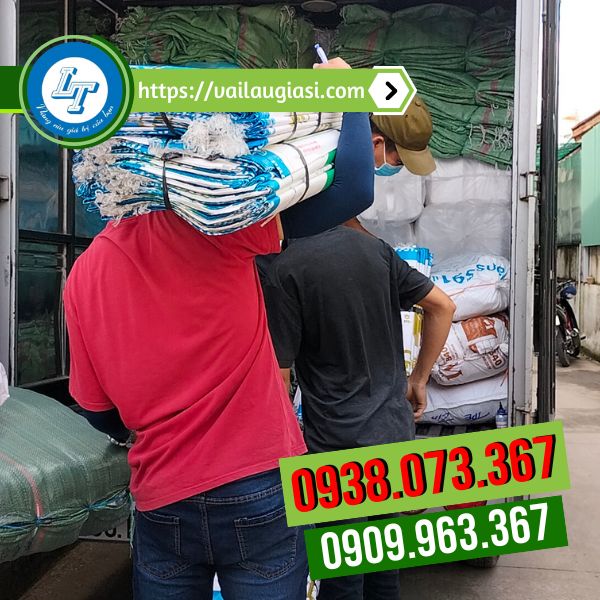 Giao hàng bao tải cám cò cho khách Giao hàng bao tải cám cò cho khách