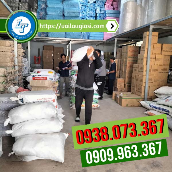 Giao hàng giấy vệ sinh cho khách Giao hàng giấy vệ sinh cho khách