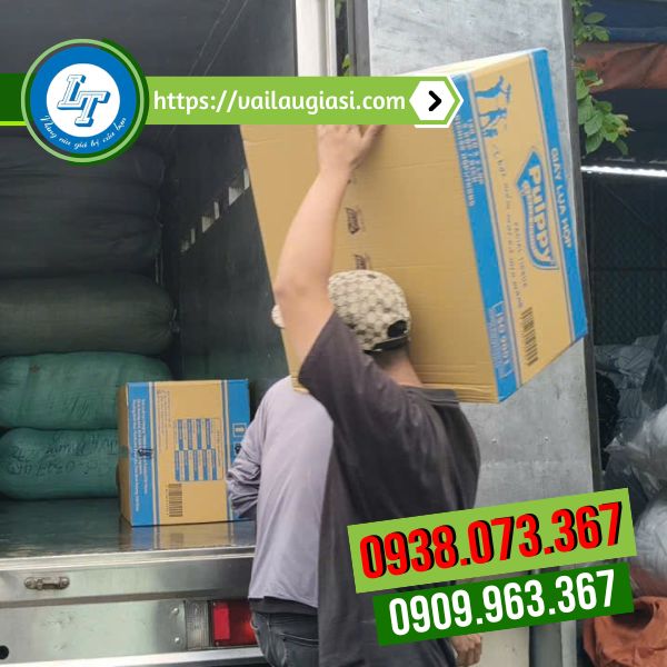 Giao hàng khăn giấy cho khách Giao hàng khăn giấy cho khách