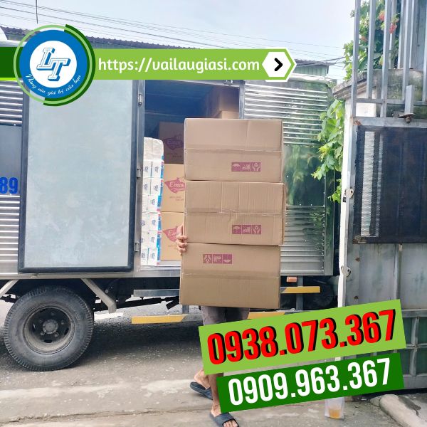 Giao hàng khăn giấy Emos tại kho Giao hàng khăn giấy Emos tại kho