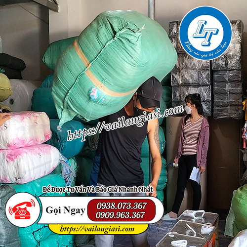 Giao hàng khăn lau mắt kính cho khách Giao hàng khăn lau mắt kính cho khách