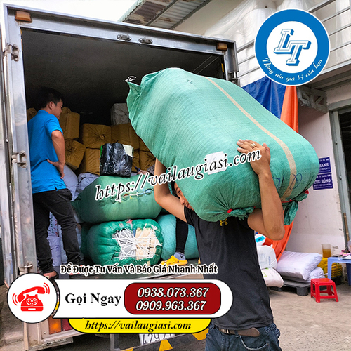 Giao khăn lau đúng giờ cho khách Giao khăn lau đúng giờ cho khách