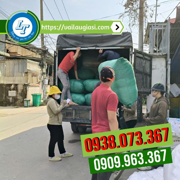 Giao các bao giẻ lau cho khách Giao các bao giẻ lau cho khách