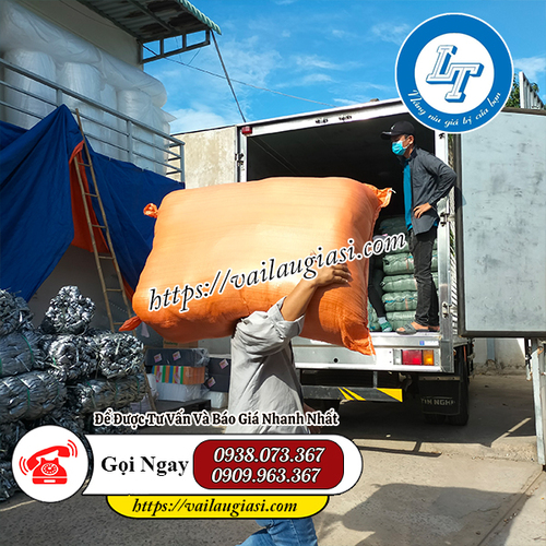 Giao số lượng khăn lau cotton trắng cho khách Giao số lượng khăn lau cotton trắng cho khách