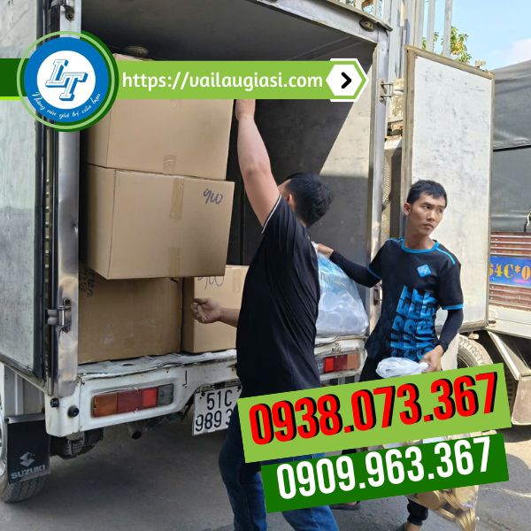 Giao các thùng áo mưa cánh dơi họa tiết cho khách Giao các thùng áo mưa cánh dơi họa tiết cho khách