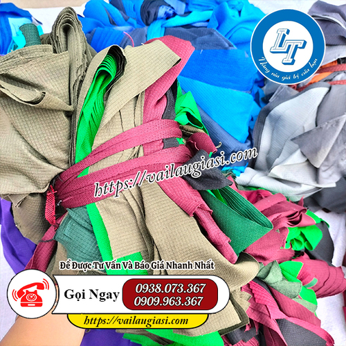 Giẻ lau chi tiết máy được thu gom tại xưởng may Giẻ lau chi tiết máy được thu gom tại xưởng may