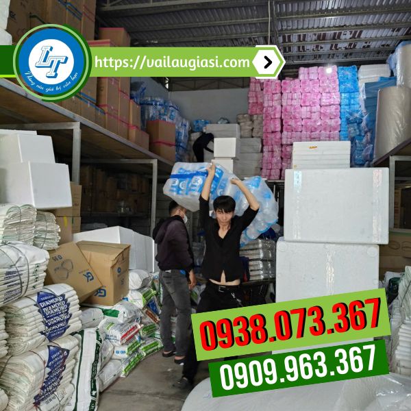 Hàng giao giấy cho khách tại kho Hàng giao giấy cho khách tại kho