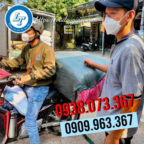 Giao hàng khăn lau nối bằng xe máy Giao hàng khăn lau nối bằng xe máy