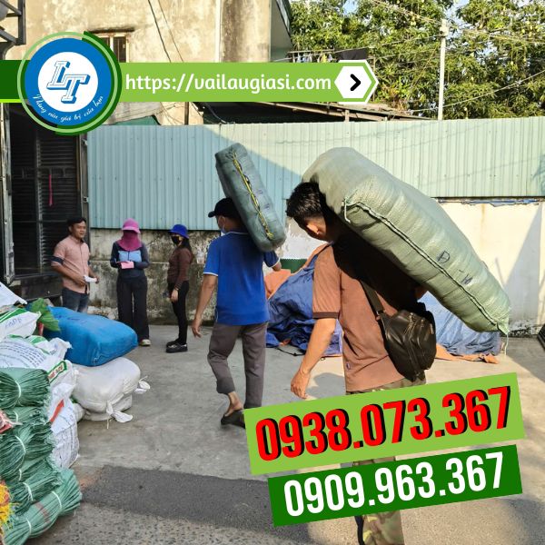 Hỗ trợ giao 2 bao găng tay cho khách Hỗ trợ giao 2 bao găng tay cho khách