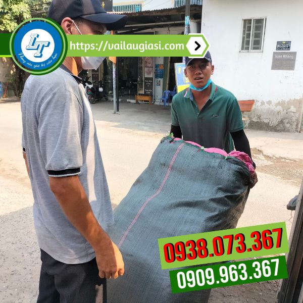 Hỗ trợ giao bao khăn lau nối cho khách Hỗ trợ giao bao khăn lau nối cho khách