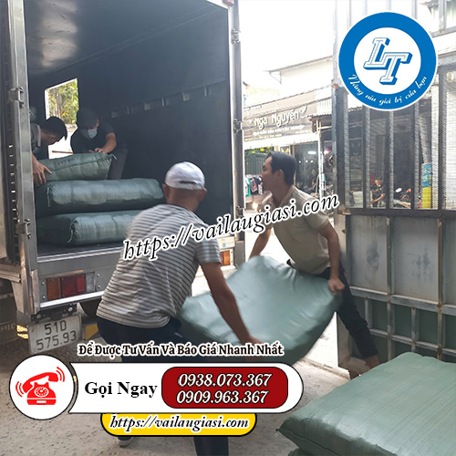 Hỗ trợ giao các bao găng tay kaki cho khách Hỗ trợ giao các bao găng tay kaki cho khách