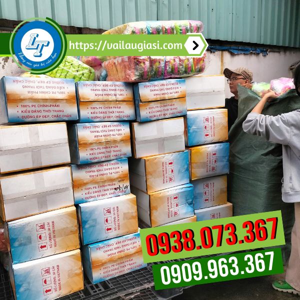 Hỗ trợ giao đơn áo mưa cho khách Hỗ trợ giao đơn áo mưa cho khách