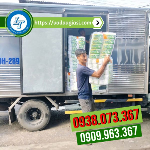 Hỗ trợ giao khăn giấy quán ăn cho khách Hỗ trợ giao khăn giấy quán ăn cho khách