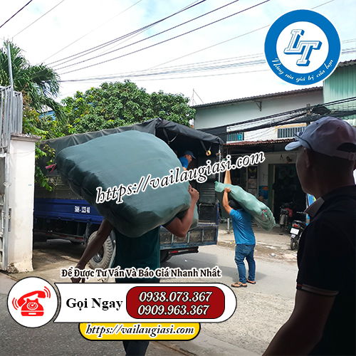 Hoạt động giao găng tay bảo hộ cho khách Hoạt động giao găng tay bảo hộ cho khách