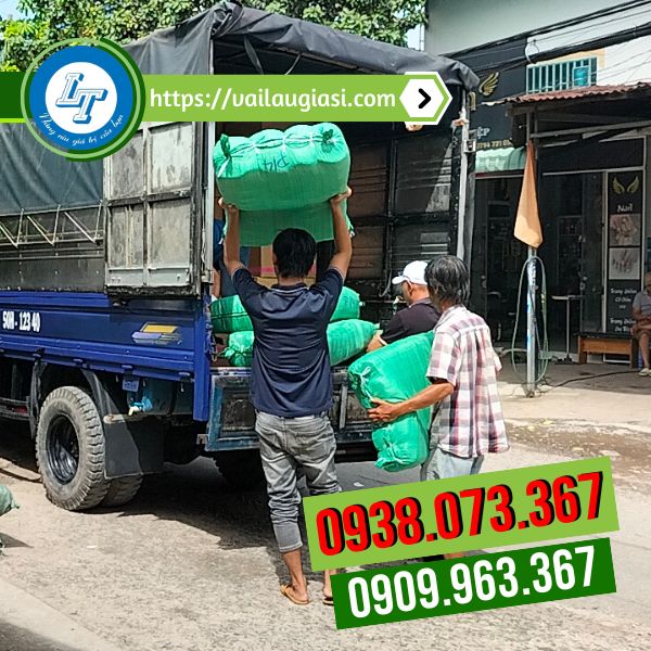 Khách đến lấy găng tay len poly cho khách Khách đến lấy găng tay len poly cho khách