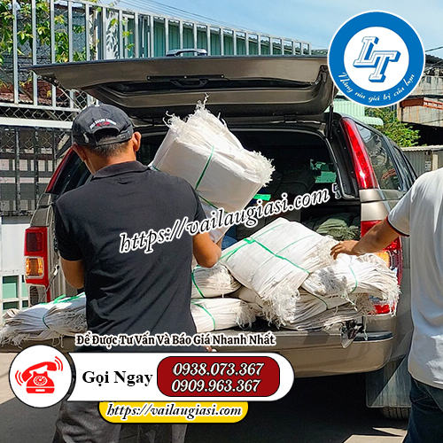 Khách đến lấy bao tải gạo Khách đến lấy bao tải gạo