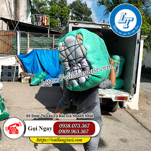 Khách hàng chọn giẻ lau Lê Thanh Khách hàng chọn giẻ lau Lê Thanh