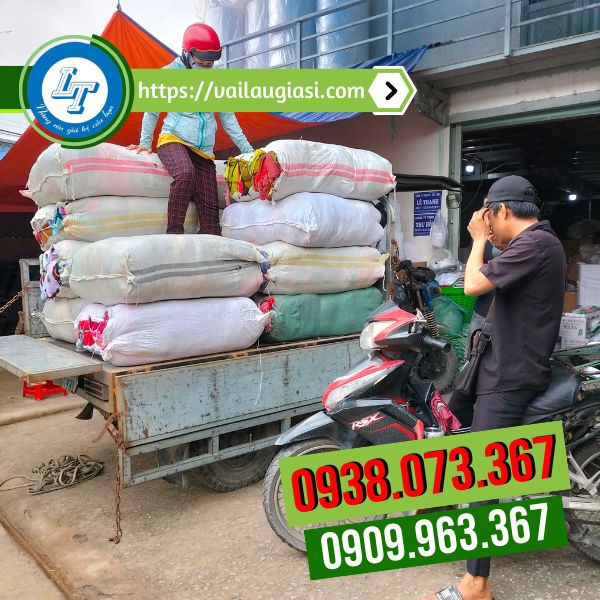 Khách nhập sỉ giẻ lau tại kho Lê Thanh Khách nhập sỉ giẻ lau tại kho