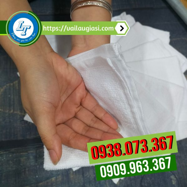 Lau chùi tay bằng khăn lau Lau chùi tay bằng khăn lau
