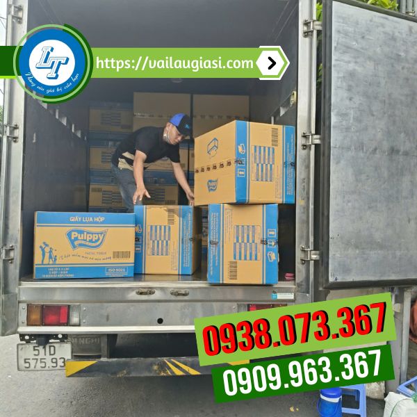 Giao hàng khăn giấy cho khách Giao hàng khăn giấy cho khách