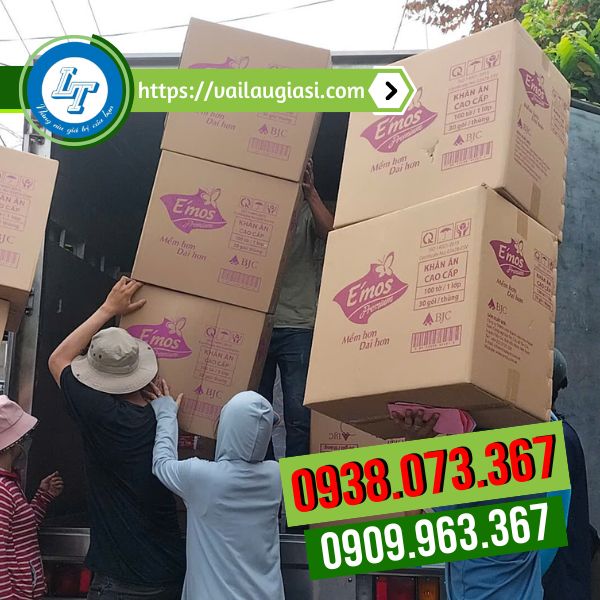 Khăn giấy vuông giao hàng cho khách Khăn giấy vuông giao hàng cho khách