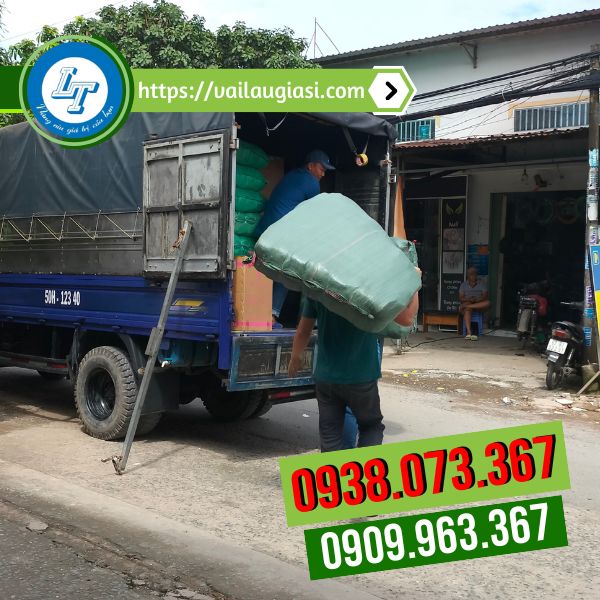 Lê Thanh hỗ trợ giao hàng cho khách Lê Thanh hỗ trợ giao hàng cho khách