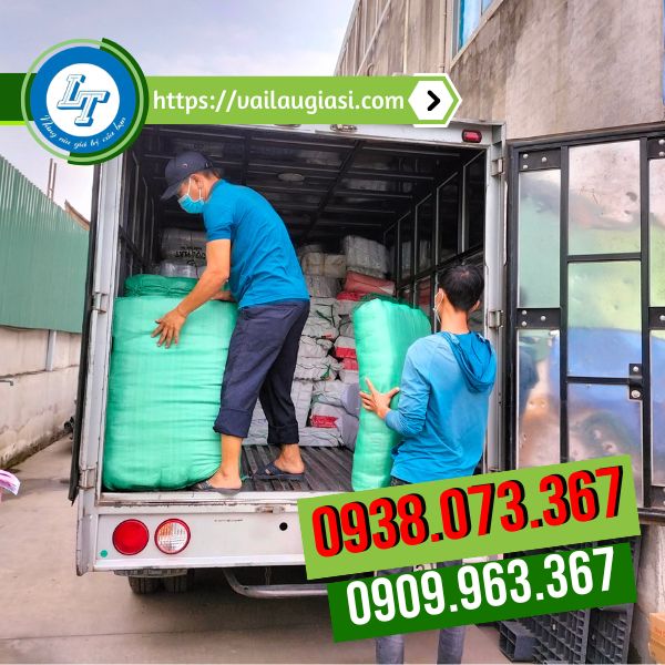 Giao găng tay bảo hộ cho khách Giao găng tay bảo hộ cho khách