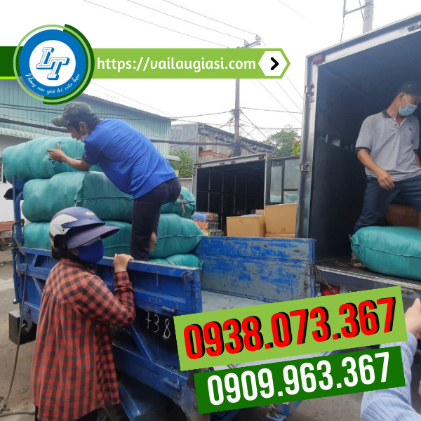 Lê Thanh hỗ trợ giao nón kết sỉ số lượng cho khách Lê Thanh hỗ trợ giao nón kết sỉ số lượng cho khách