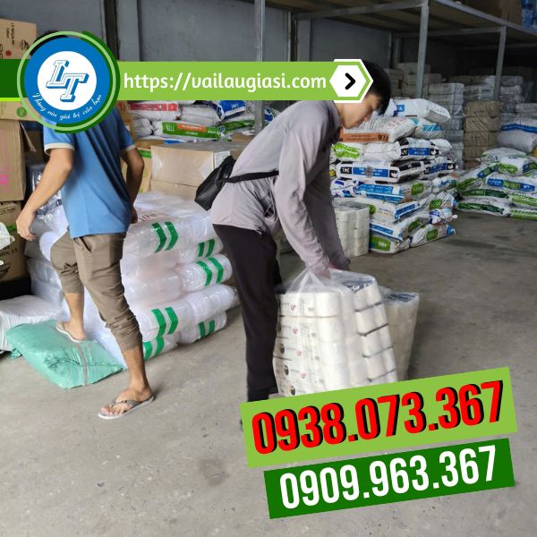 Lê Thanh đang giao hàng khăn giấy cho khách tại kho Lê Thanh đang giao hàng khăn giấy cho khách tại kho