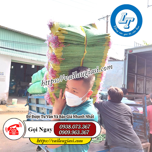 Lê Thanh giao bao tải đựng gạo 25kg cho khách Lê Thanh giao bao tải đựng gạo 25kg cho khách