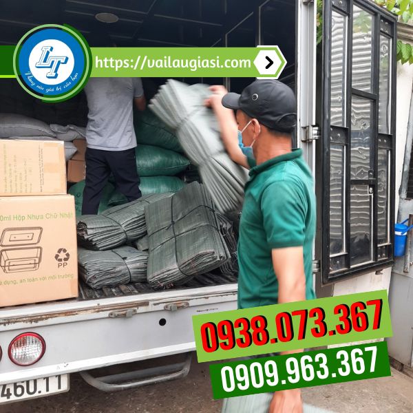 Lê Thanh giao bao tải gạo cho khách Lê Thanh giao bao tải gạo cho khách