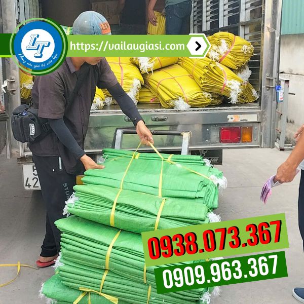 Lê Thanh giao sỉ bao tải gạo cho khách Lê Thanh giao sỉ bao tải gạo cho khách