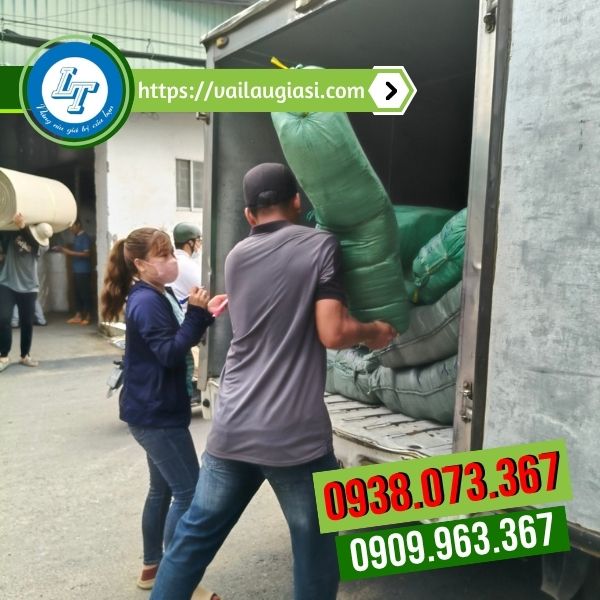 Lê Thanh giao sỉ găng tay cho khách Lê Thanh giao sỉ găng tay cho khách