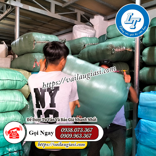 Giao tất vớ nữ cho khách Giao tất vớ nữ cho khách