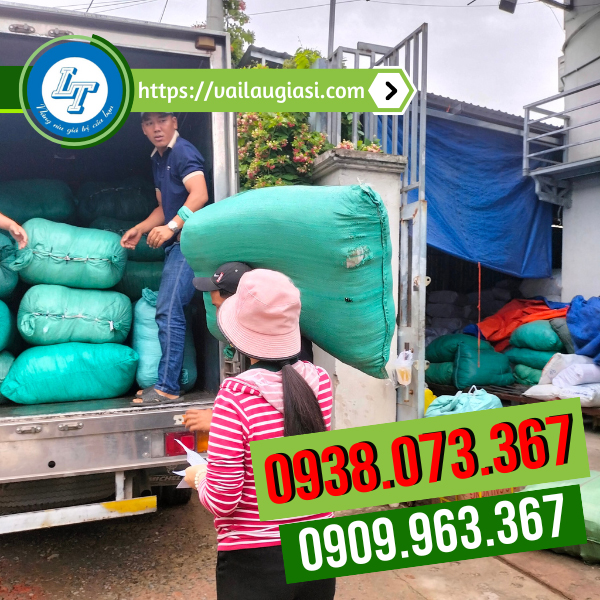 Lê Thanh hỗ trợ giao hàng cho khách Lê Thanh hỗ trợ giao hàng cho khách