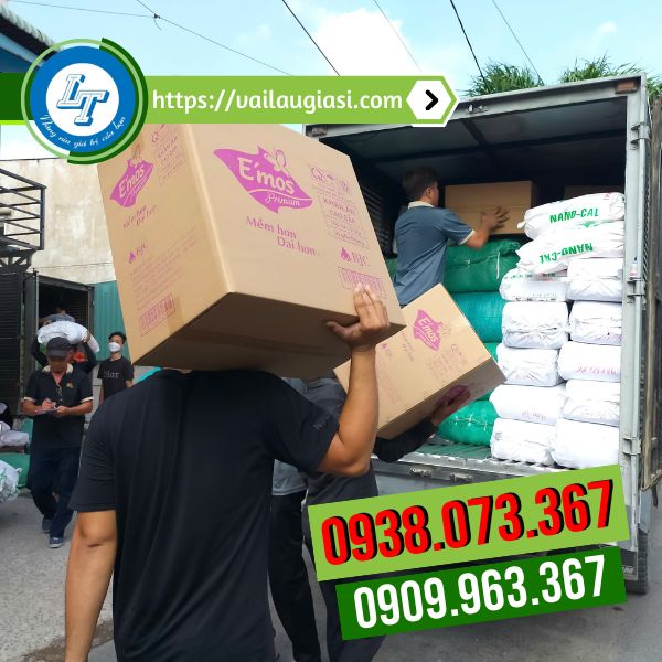 Lê Thanh giao hàng khăn giấy vuông Emos Lê Thanh giao hàng khăn giấy vuông Emos