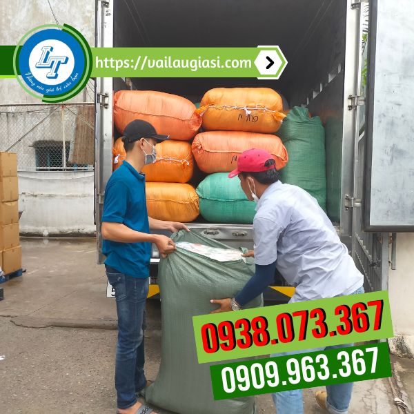 Le Thanh hỗ trợ giao hàng cho khách Le Thanh hỗ trợ giao hàng cho khách