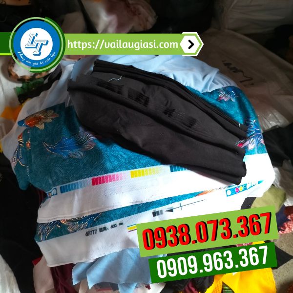 Lê Thanh chọn lựa giẻ lau trước khi giao cho khách Lê Thanh chọn lựa giẻ lau trước khi giao cho khách