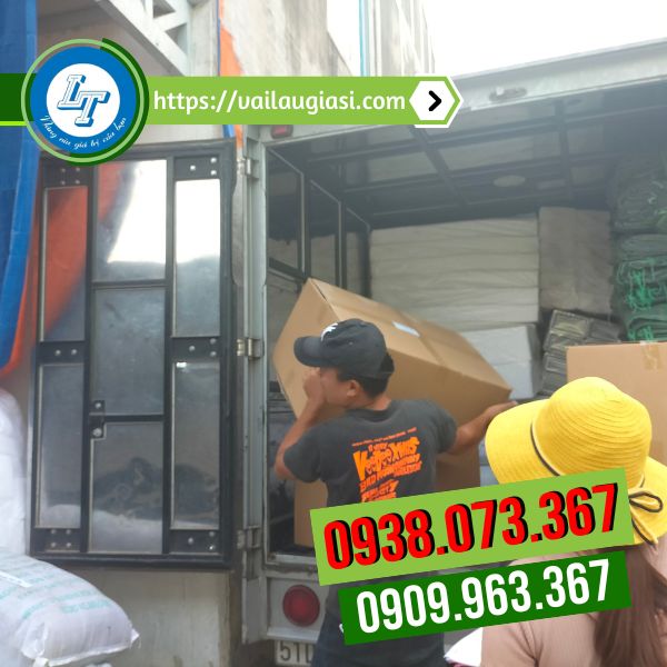 Lê Thanh giao sỉ áo mưa cho khách Lê Thanh giao sỉ áo mưa cho khách