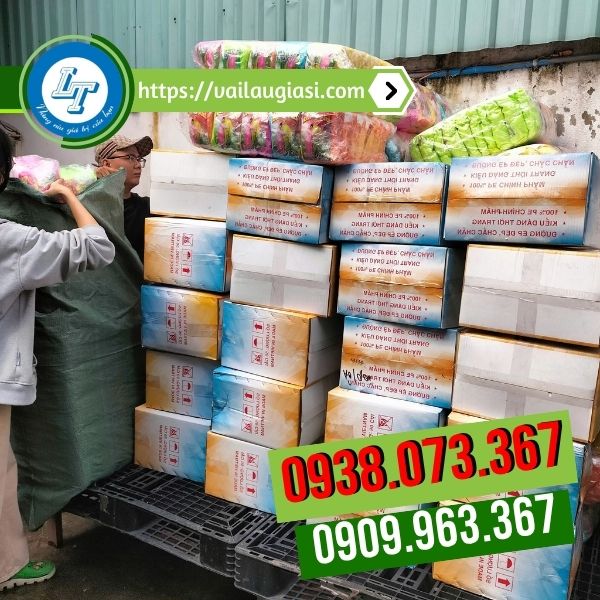 Lên đơn áo mưa chấm bi to cho khách