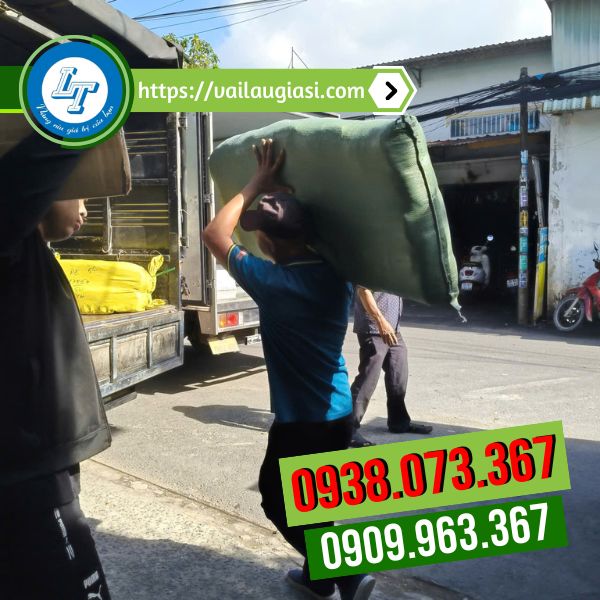 Lê Thanh hổ trợ giao hàng găng tay cho khách Lê Thanh hổ trợ giao hàng găng tay cho khách