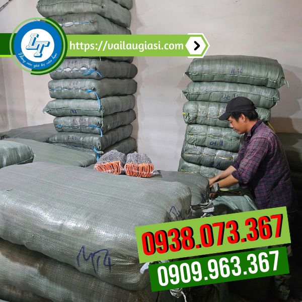 Nhân viên giao hàng găng tay tại lê thanh Nhân viên giao hàng găng tay tại lê thanh