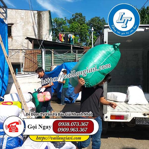 Nhân viên giao hàng giẻ lau Lê Thanh Nhân viên giao hàng giẻ lau Lê Thanh