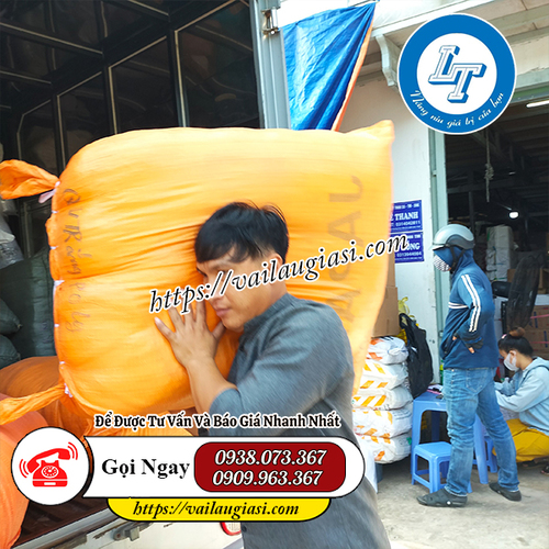 Nhân viên giao hàng thân thiện tại công ty