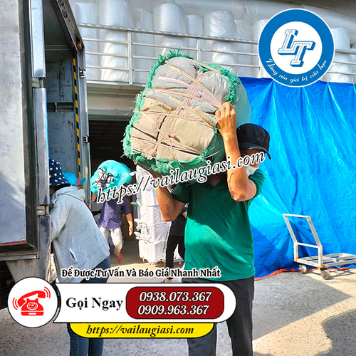 Nhân viên giao hàng vải lau Lê Thanh Nhân viên giao hàng vải lau Lê Thanh