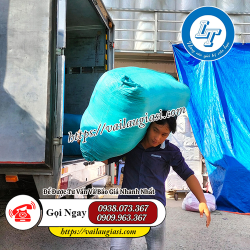 Nhân viên giao hàng thân thiện tại Lê Thanh Nhân viên giao hàng thân thiện tại Lê Thanh