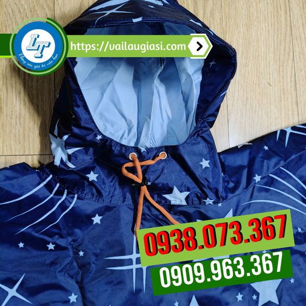 Phần mũ trùm của áo mưa cánh dơi họa tiết Phần mũ trùm của áo mưa cánh dơi họa tiết