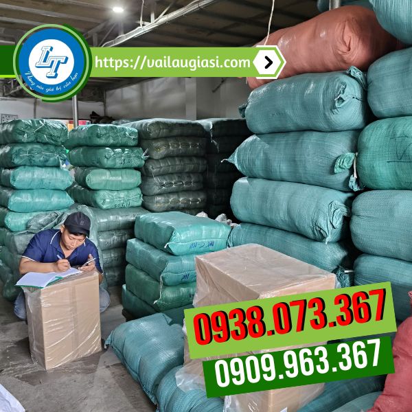 Nhân viên đang kiểm tra lại hàng hóa Nhân viên đang kiểm tra lại hàng hóa